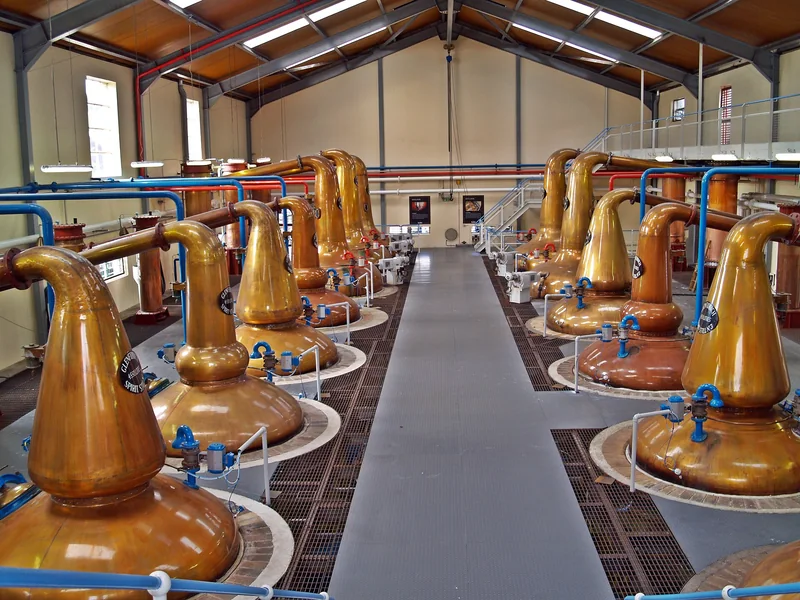 Reihe kupferner Brennblasen im Brennhaus von The Balvenie.