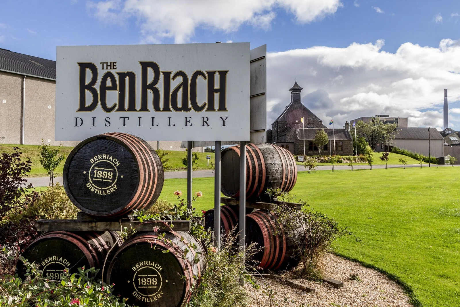 Brennereigelände von BenRiach mit dem charakteristischen Schild.