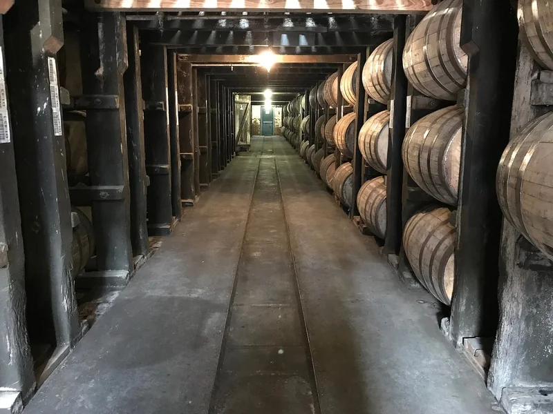 Gestapelte Whiskeyfässer im Inneren eines Buffalo-Trace-Lagerhauses.