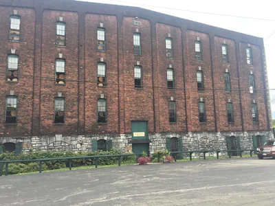 Mehrgeschossiges Backsteinlager Warehouse C bei Buffalo Trace mit regelmäßig angeordneten Fenstern.
