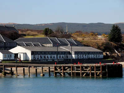 Bunnahabhain-Gebäude mit Schriftzug und Steg am Wasser.