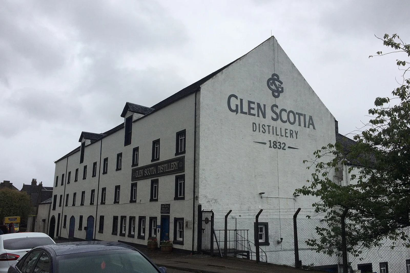 Brennereigebäude mit Glen-Scotia-Schriftzug in Campbeltown.