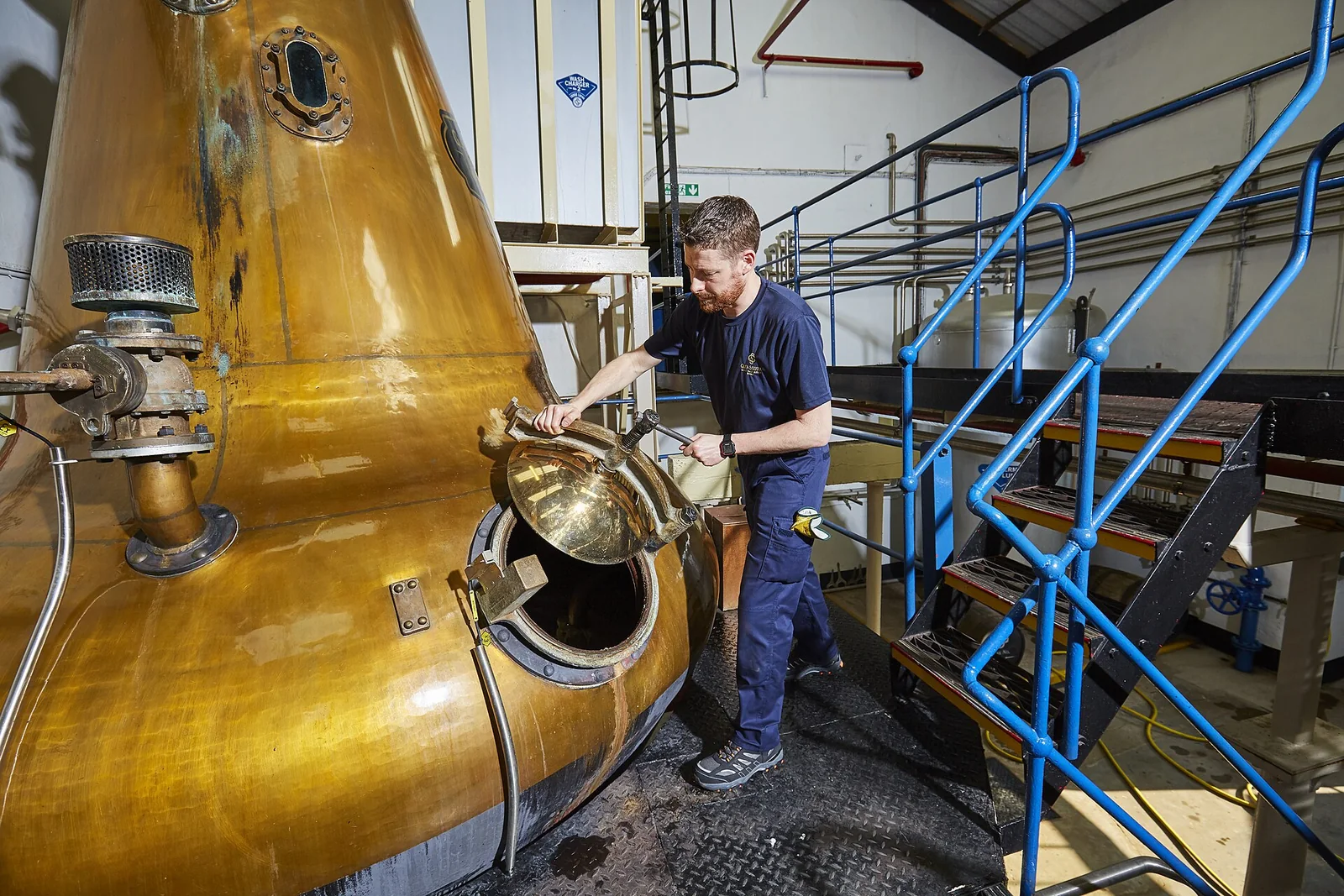 Arbeit an einer Kupferbrennblase in der Glen-Scotia-Brennerei.
