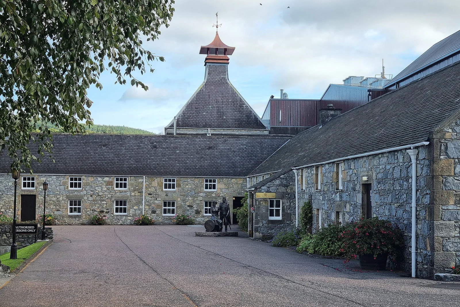 Steinerne Glenfiddich-Gebäude mit Pagodendach an einem Brennereihof.