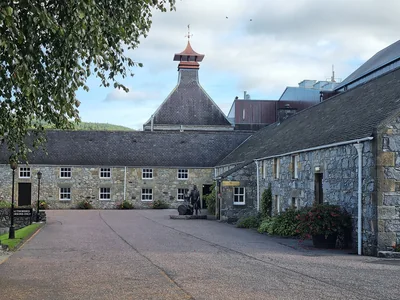 Steinerne Glenfiddich-Gebäude mit Pagodendach an einem Brennereihof.