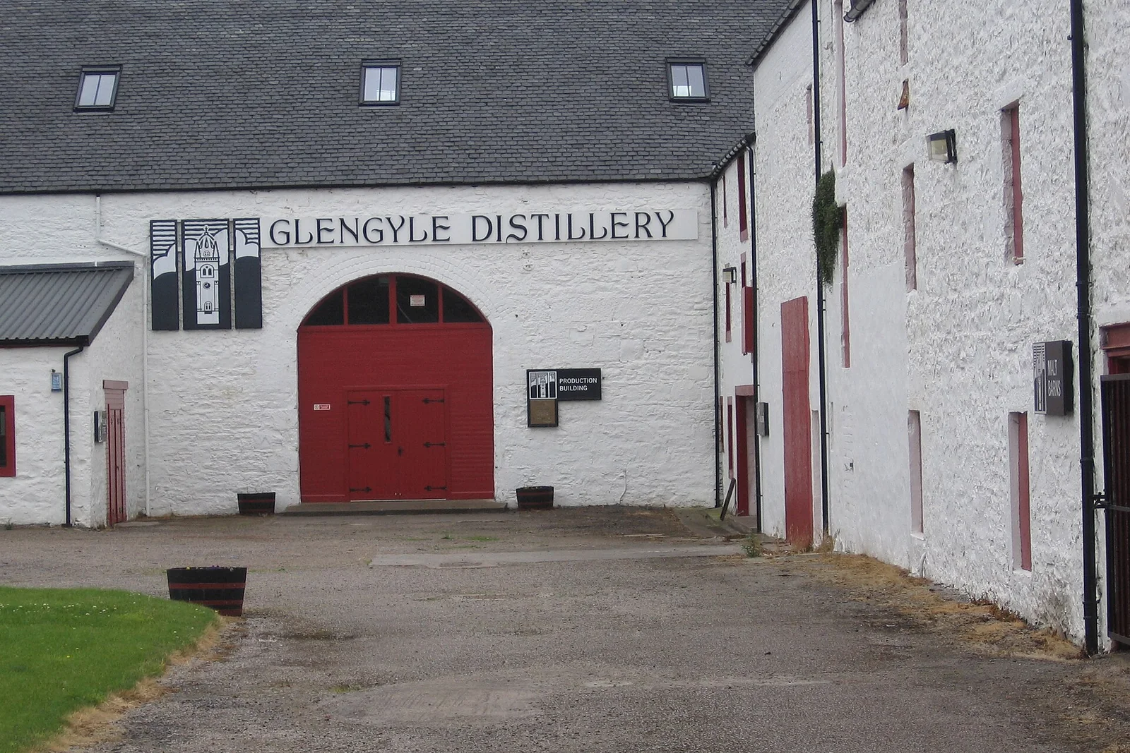 Gebäude und rotes Tor der Glengyle-Brennerei in Campbeltown.