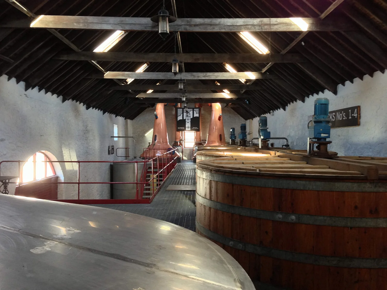 Washbacks und Brennblasen in der Glengyle-Brennerei.