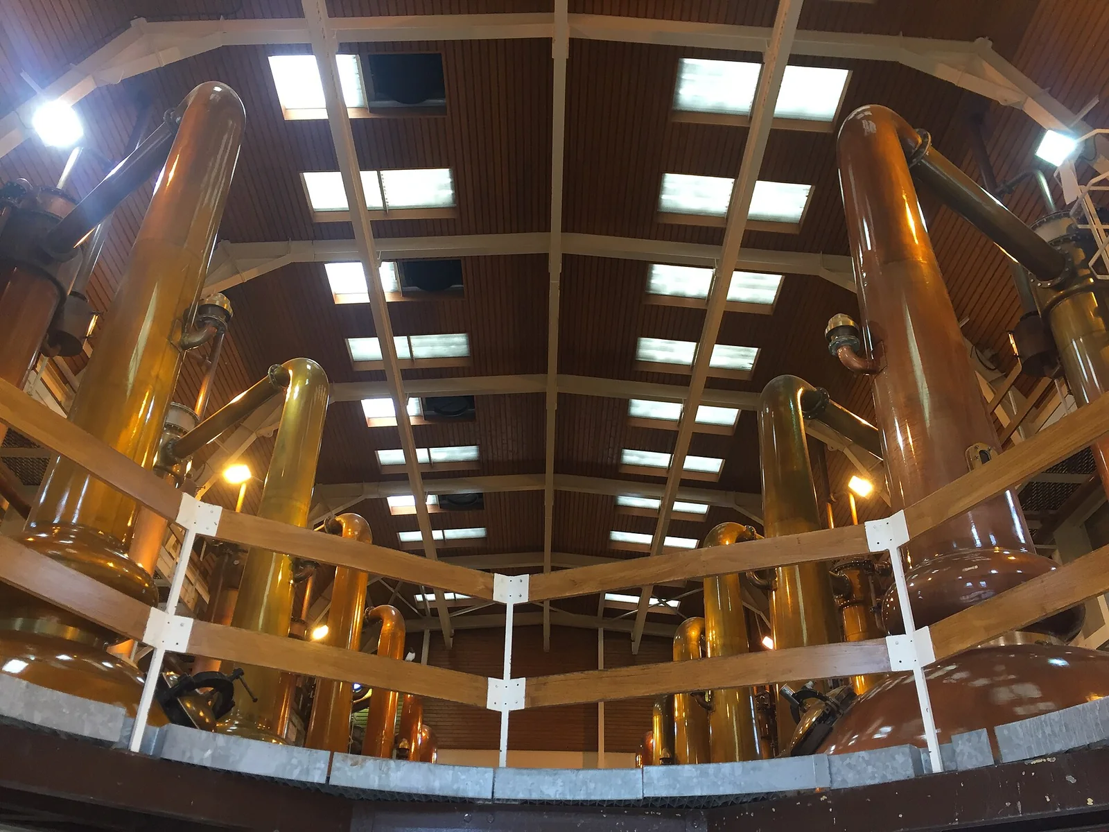 Hohe Kupferbrennblasen im mehrgeschossigen Glenmorangie-Brennhaus.