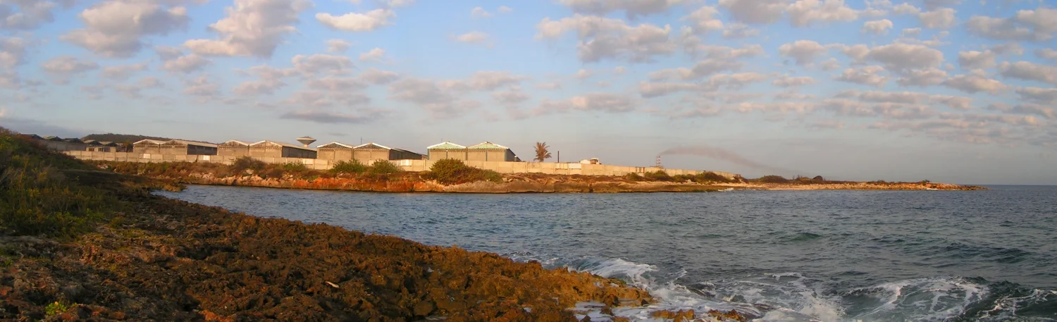 Panorama der Havana-Club-Rumproduktion an der Küste von Santa Cruz del Norte.