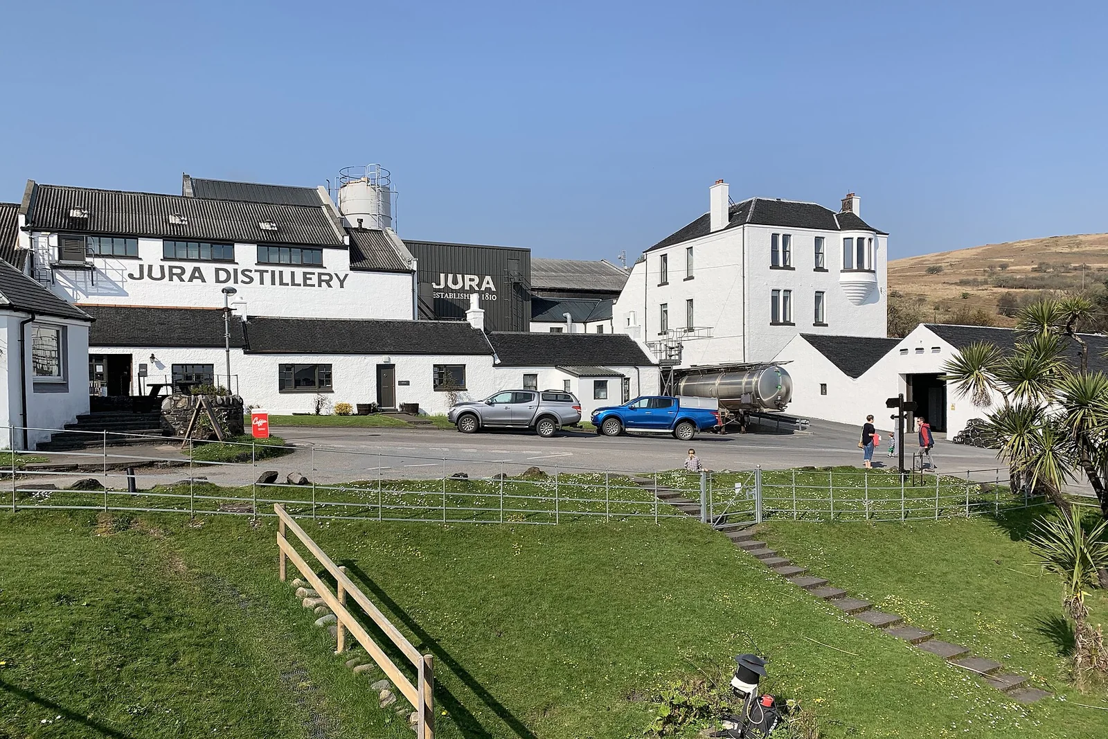 Jura-Brennereigebäude in Craighouse auf der Isle of Jura.