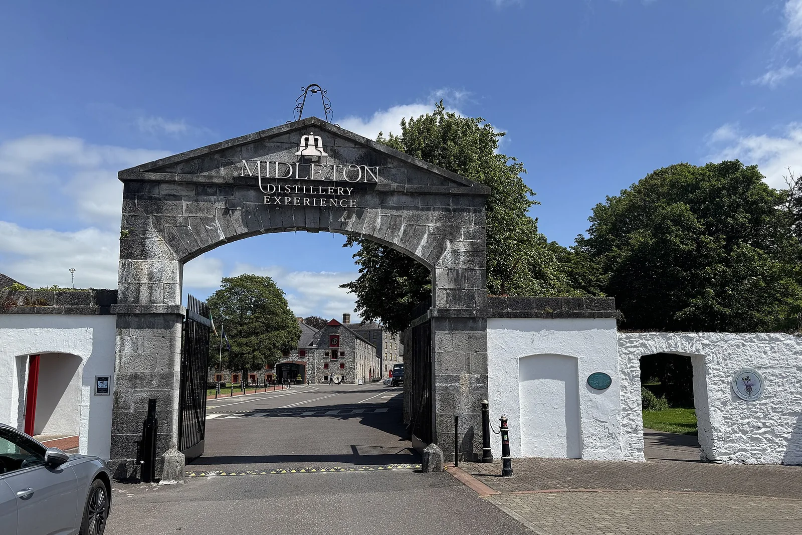 Eingang zum Brennereigelände in Midleton, County Cork.