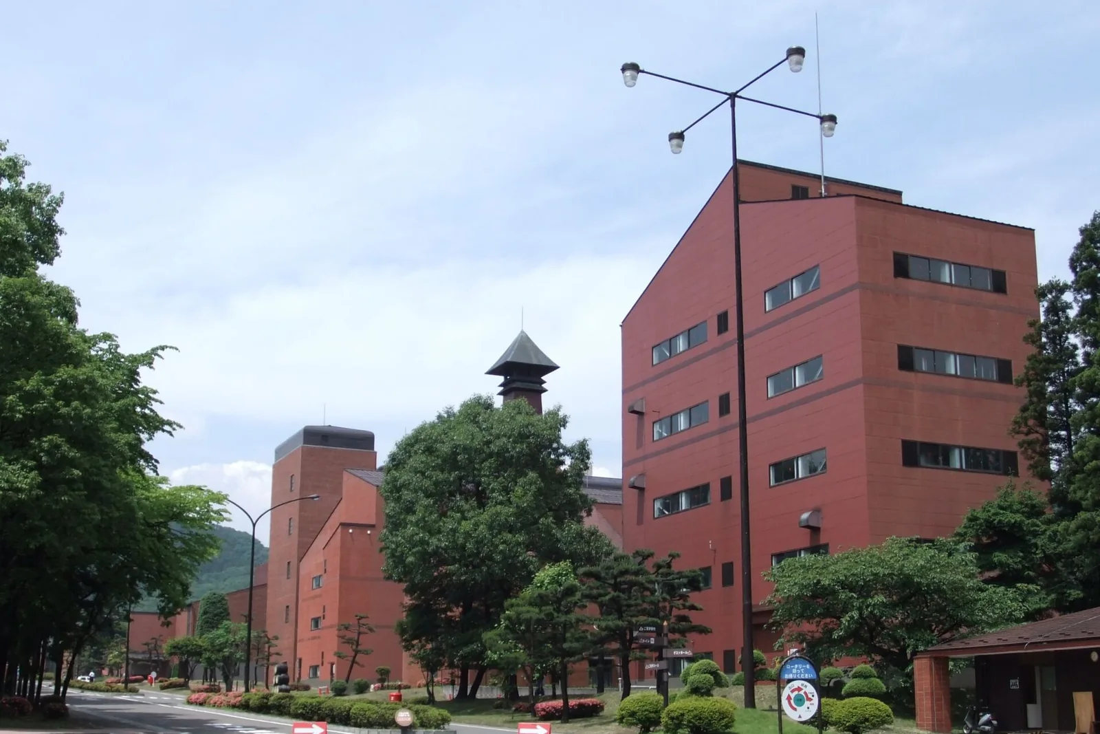 Backsteingebäude der Miyagikyo-Brennerei bei Sendai.