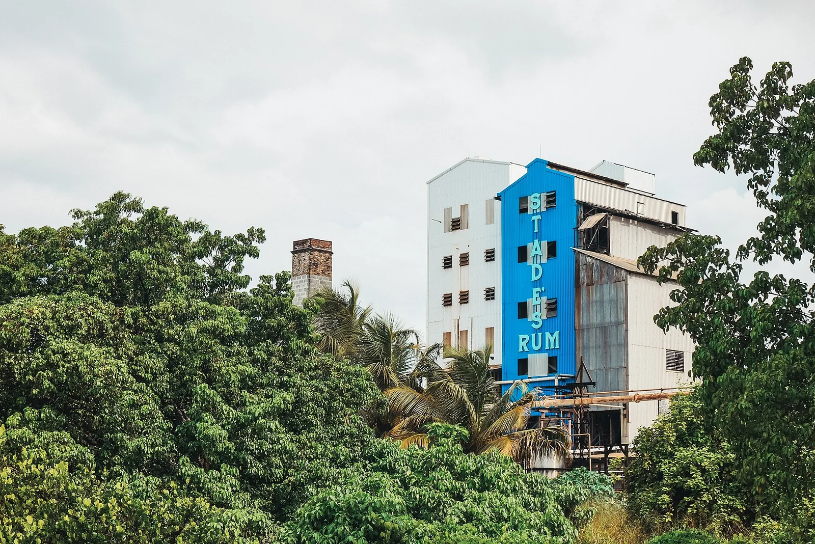Destillationsturm der West Indies Rum Distillery auf Barbados.