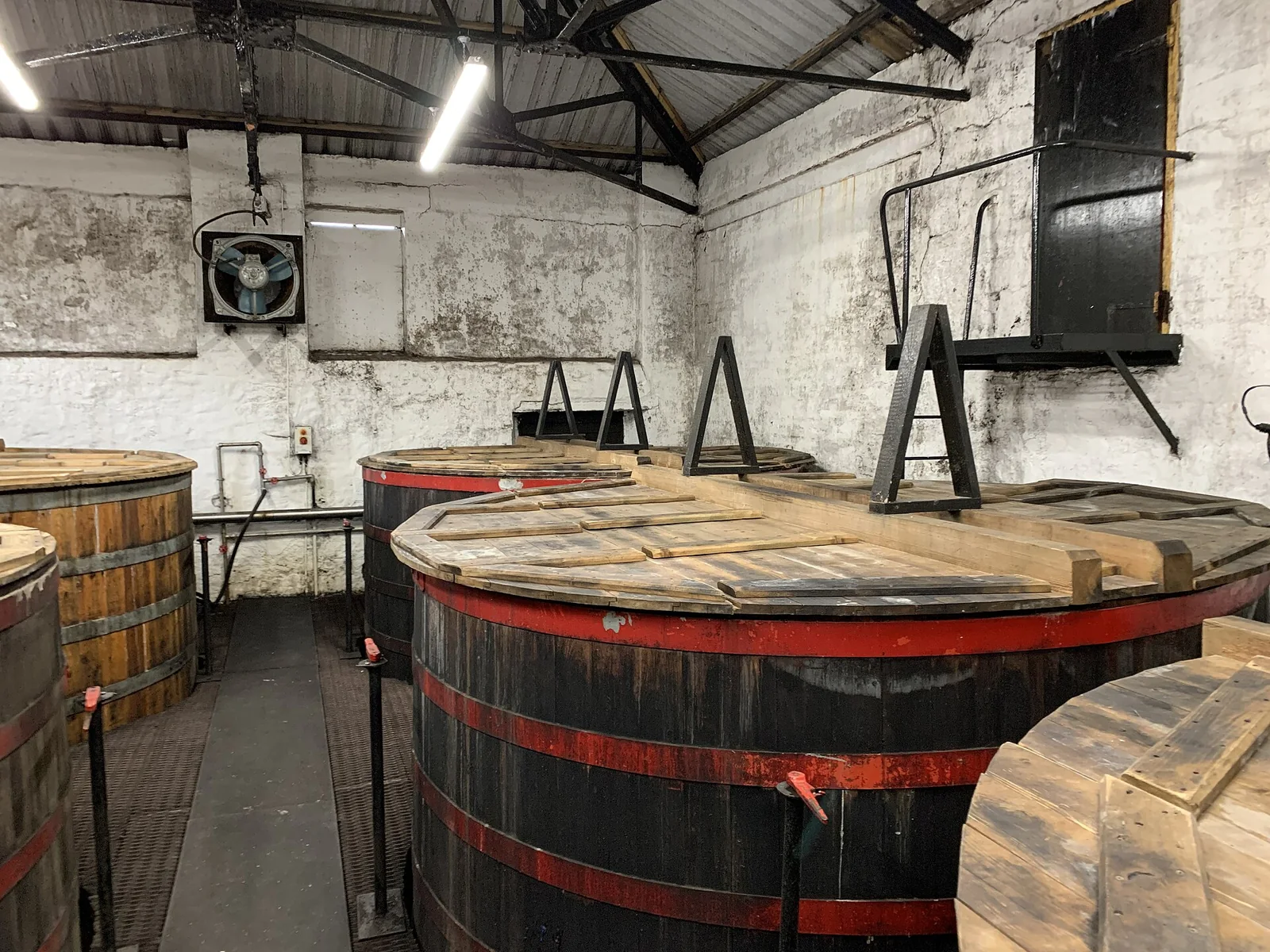 Runde hölzerne Gärbottiche im Produktionsraum von Springbank.
