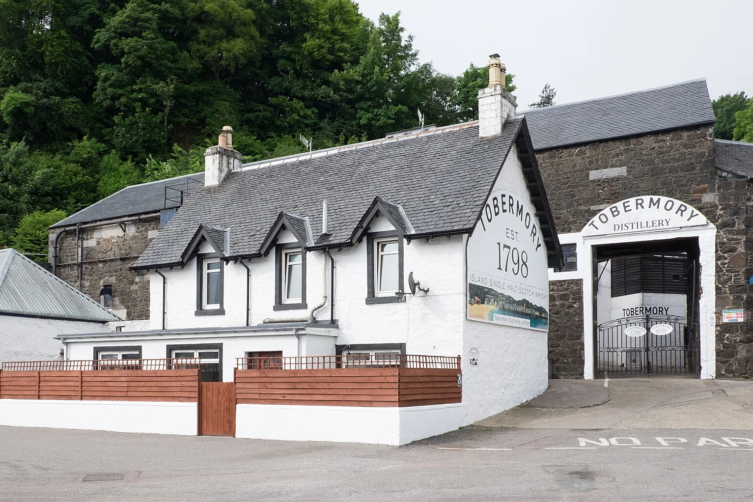 Gebäude und Eingang der Tobermory-Brennerei auf der Isle of Mull.