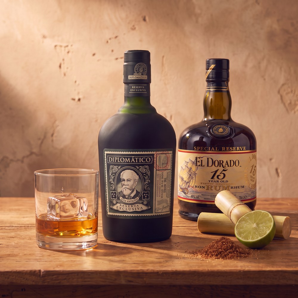 Diplomático Reserva Exclusiva und El Dorado 15 mit Rumglas, Zuckerrohr, Limette und braunem Zucker