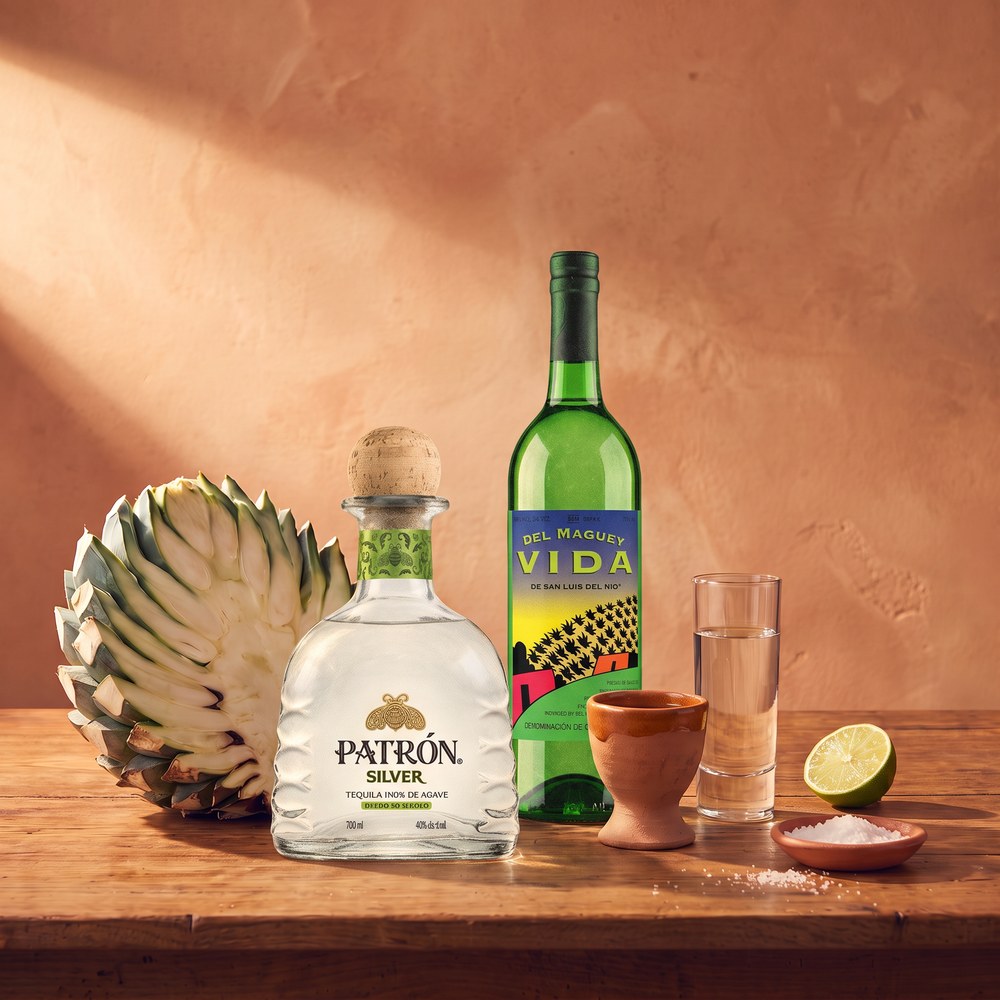 Agavenherz, Patrón Silver und Del Maguey Vida Mezcal mit Caballito, Limette und Salz auf Holztisch