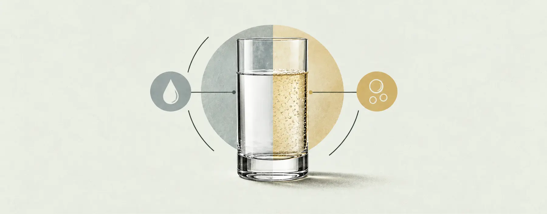 Geteiltes Vodkaglas mit klarem Alkohol und kohlensäurehaltigem Mixer